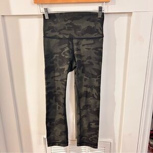 Lululemon women’s Under Under Camo leggings size 4 cropped capri